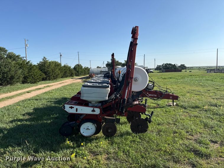 image for item FB6895 White 6100 no-till planter