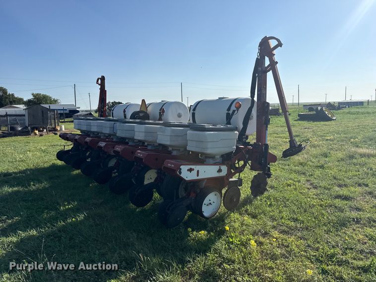 image for item FB6895 White 6100 no-till planter