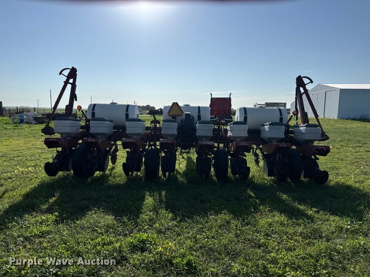 image for item FB6895 White 6100 no-till planter