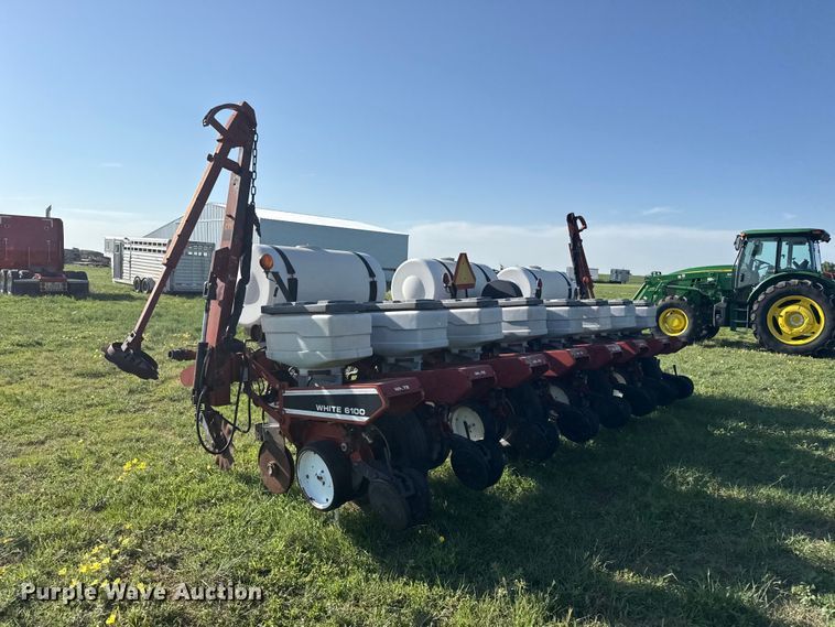 image for item FB6895 White 6100 no-till planter