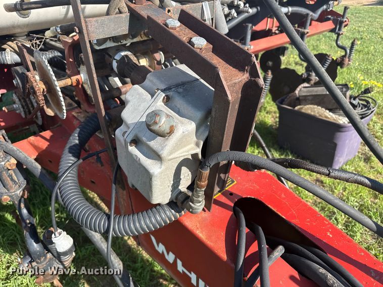 image for item FB6895 White 6100 no-till planter