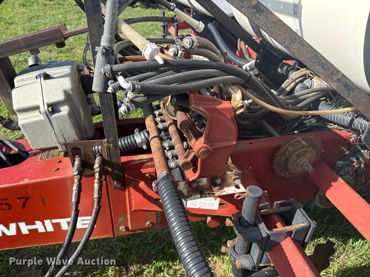 image for item FB6895 White 6100 no-till planter