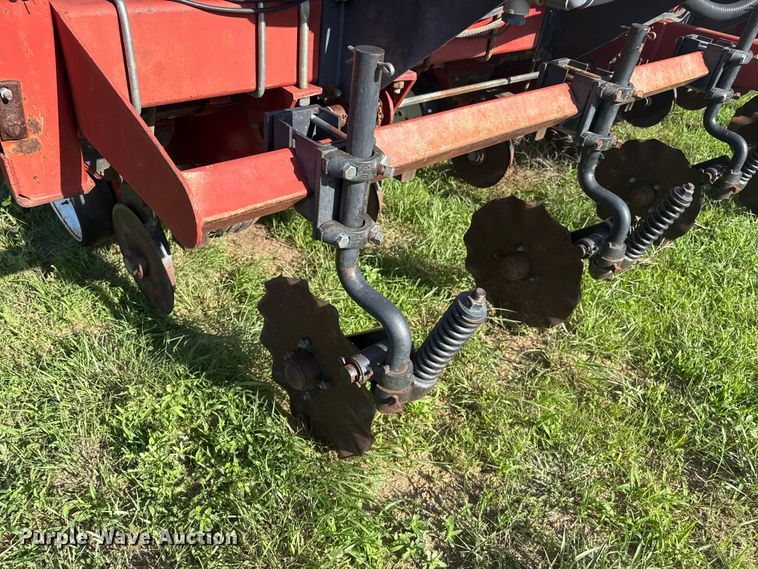 image for item FB6895 White 6100 no-till planter
