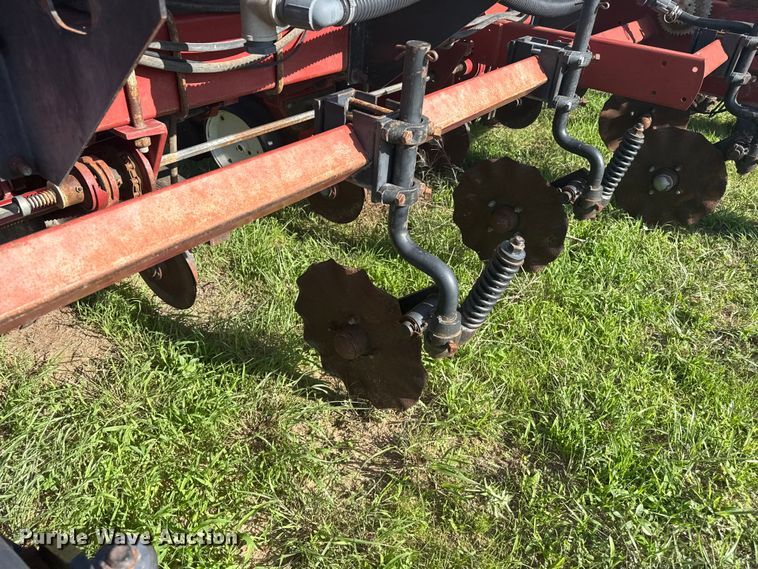 image for item FB6895 White 6100 no-till planter
