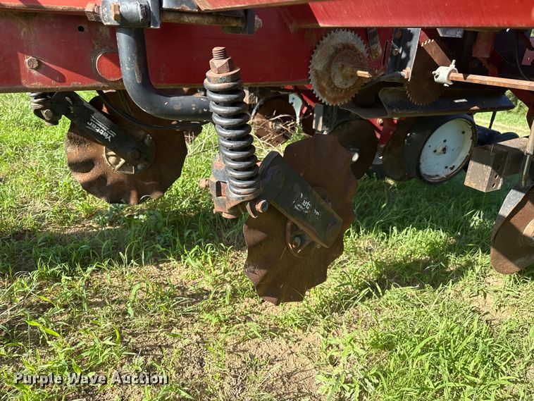 image for item FB6895 White 6100 no-till planter