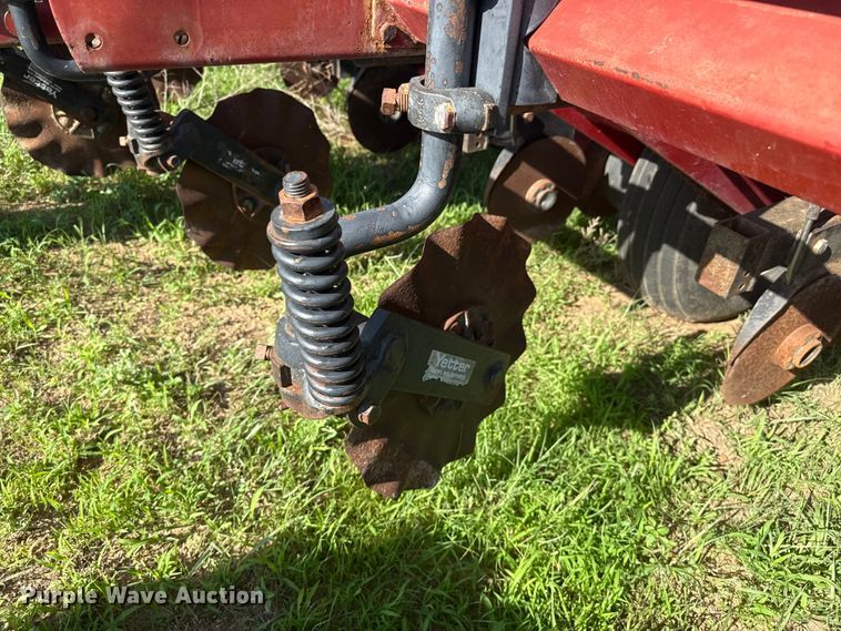 image for item FB6895 White 6100 no-till planter