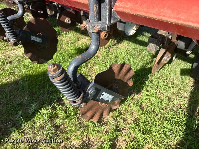 image for item FB6895 White 6100 no-till planter