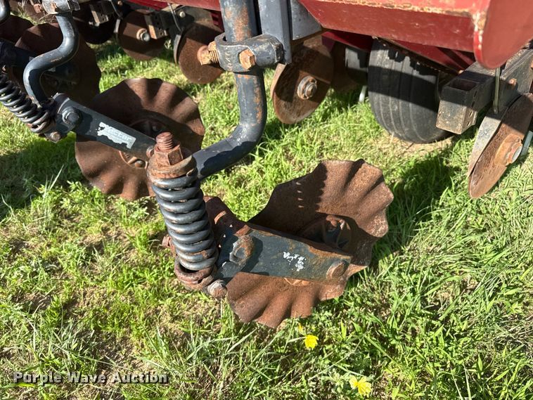 image for item FB6895 White 6100 no-till planter