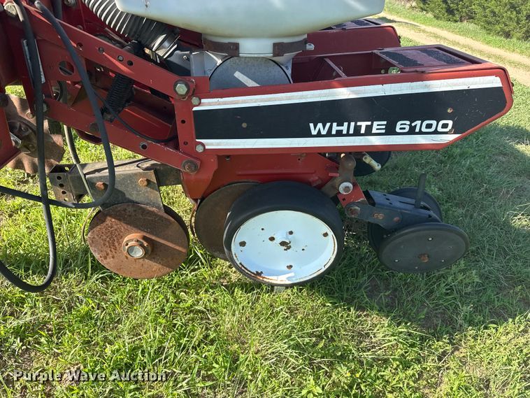image for item FB6895 White 6100 no-till planter