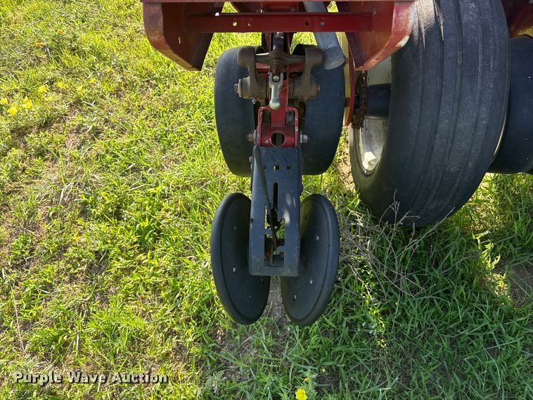 image for item FB6895 White 6100 no-till planter