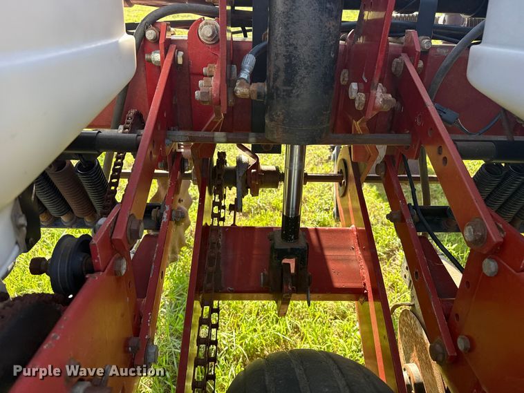 image for item FB6895 White 6100 no-till planter
