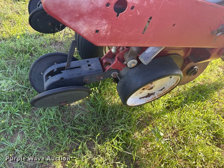 image for item FB6895 White 6100 no-till planter