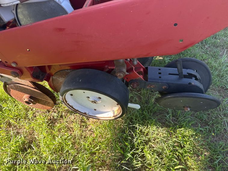 image for item FB6895 White 6100 no-till planter