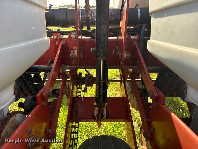image for item FB6895 White 6100 no-till planter