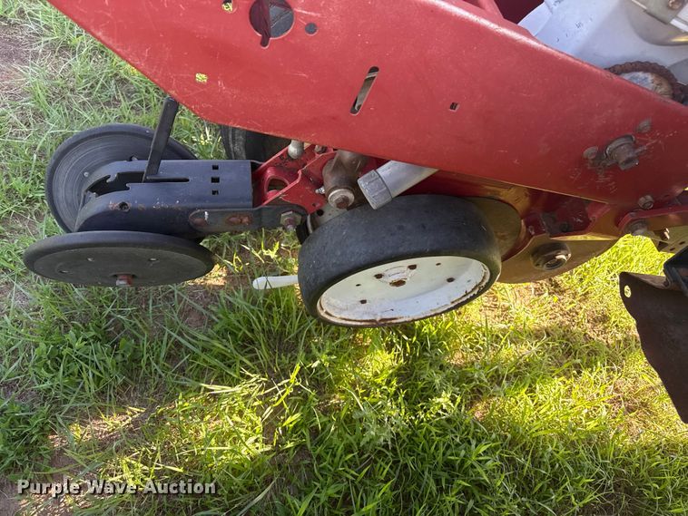 image for item FB6895 White 6100 no-till planter