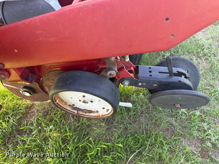 image for item FB6895 White 6100 no-till planter