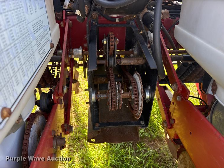 image for item FB6895 White 6100 no-till planter