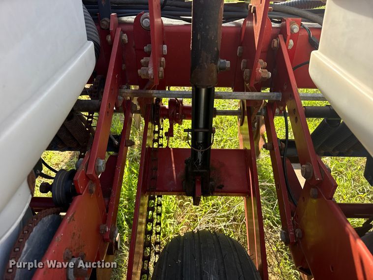 image for item FB6895 White 6100 no-till planter