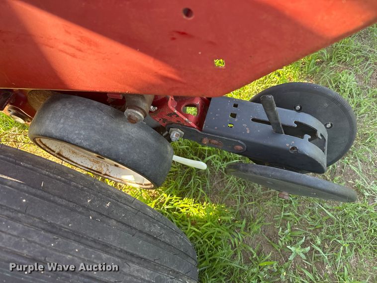 image for item FB6895 White 6100 no-till planter