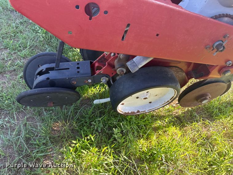 image for item FB6895 White 6100 no-till planter