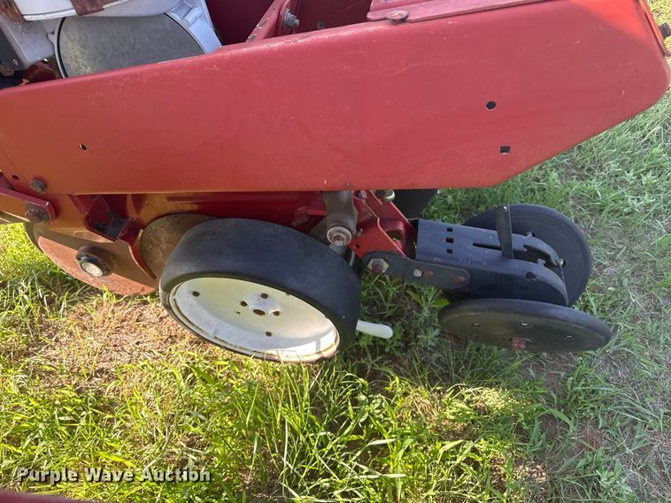 image for item FB6895 White 6100 no-till planter