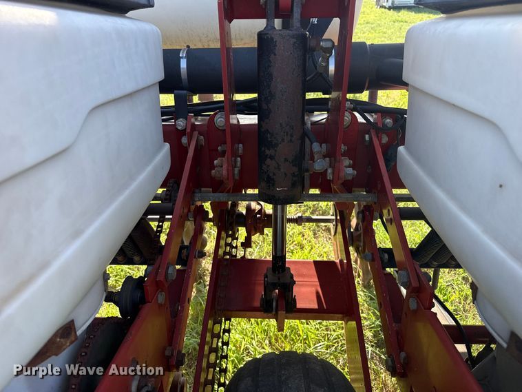 image for item FB6895 White 6100 no-till planter