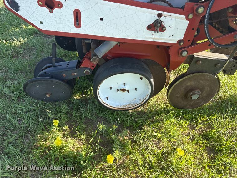 image for item FB6895 White 6100 no-till planter