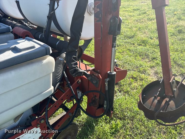 image for item FB6895 White 6100 no-till planter
