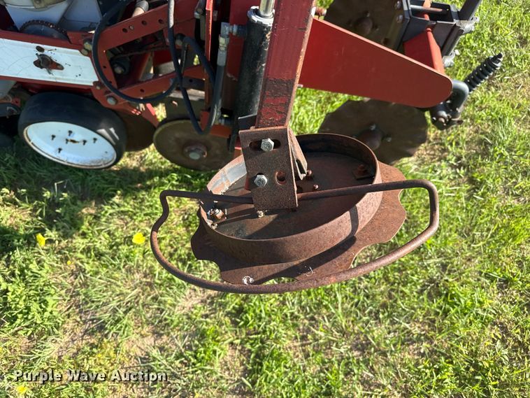 image for item FB6895 White 6100 no-till planter