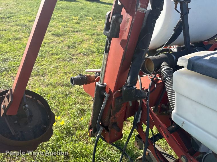 image for item FB6895 White 6100 no-till planter