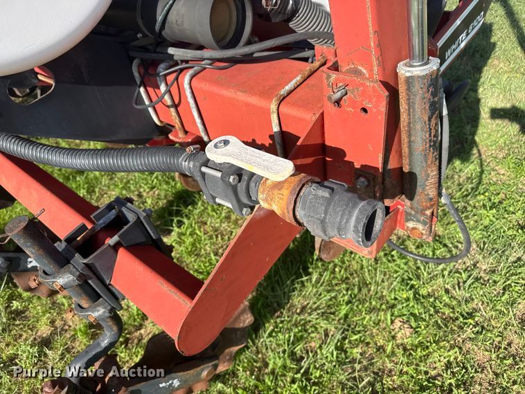 image for item FB6895 White 6100 no-till planter