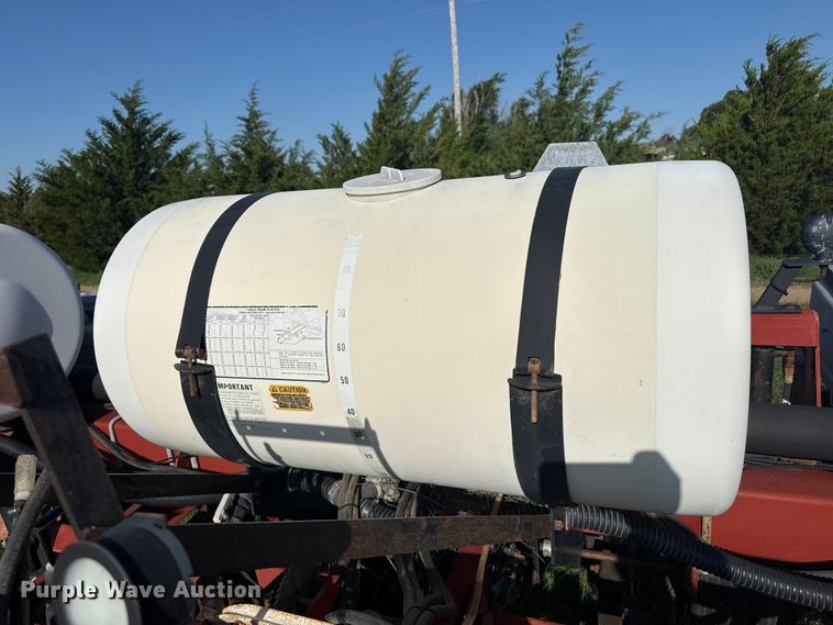 image for item FB6895 White 6100 no-till planter