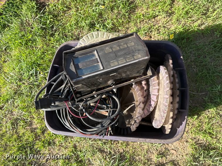 image for item FB6895 White 6100 no-till planter