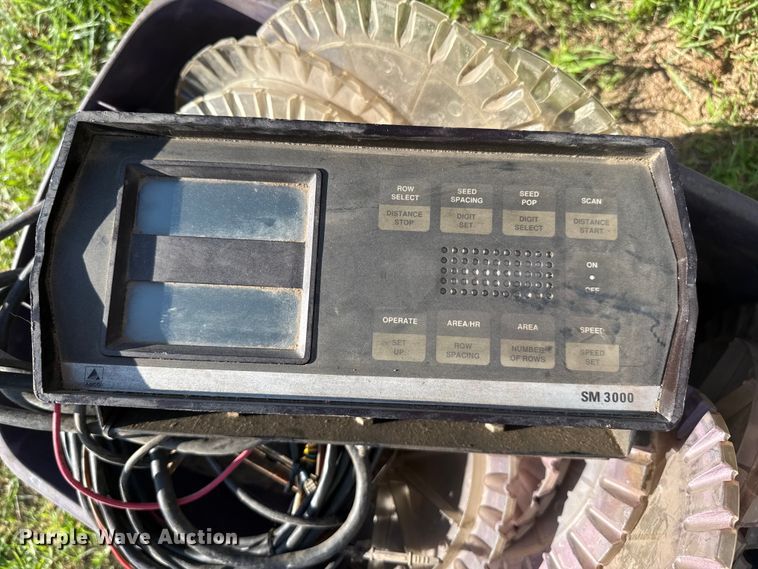 image for item FB6895 White 6100 no-till planter
