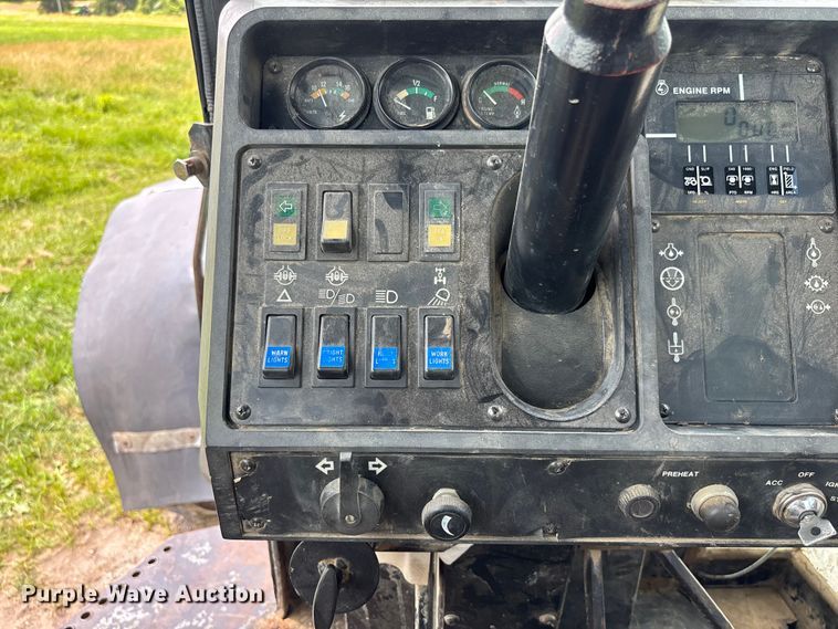 image for item FC1765 1989 Deutz-Allis 9190 MFWD tractor