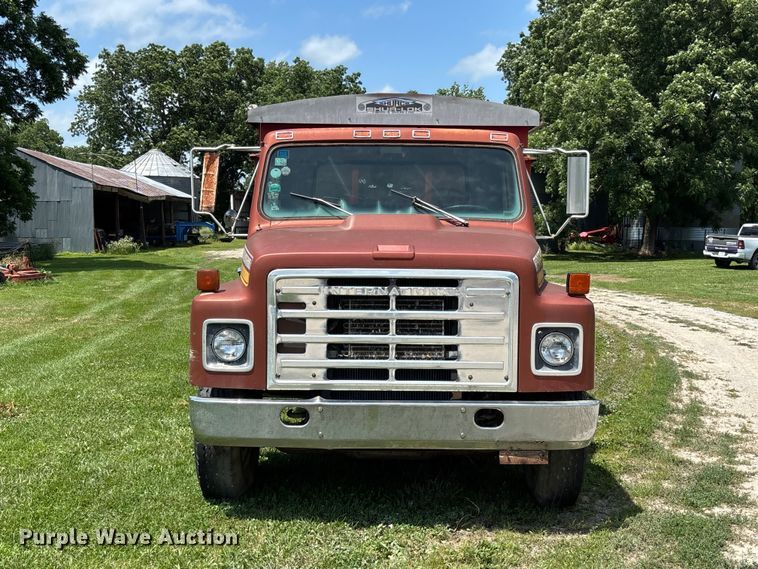 image for item FC1767 1979 International 1724 grain truck