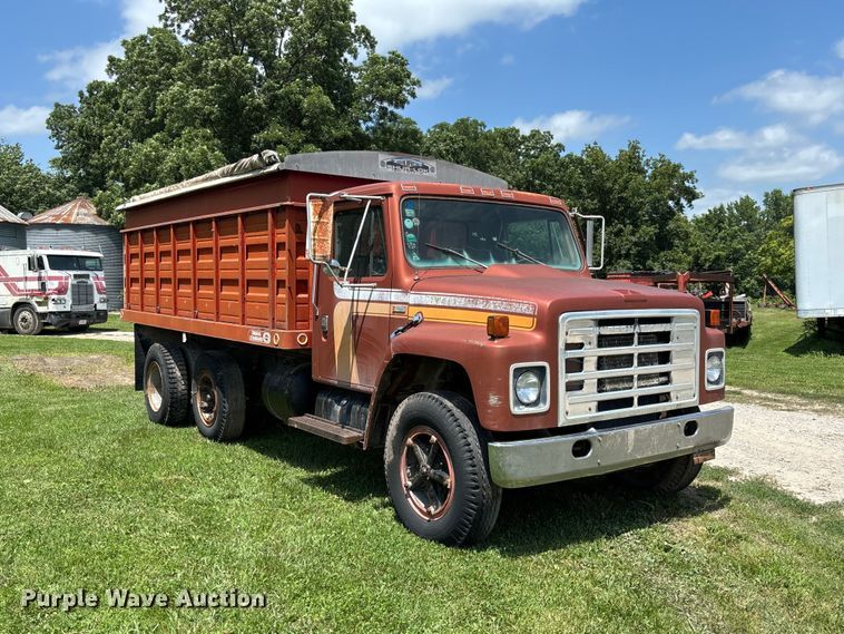 image for item FC1767 1979 International 1724 grain truck