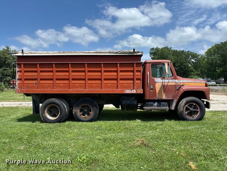 image for item FC1767 1979 International 1724 grain truck