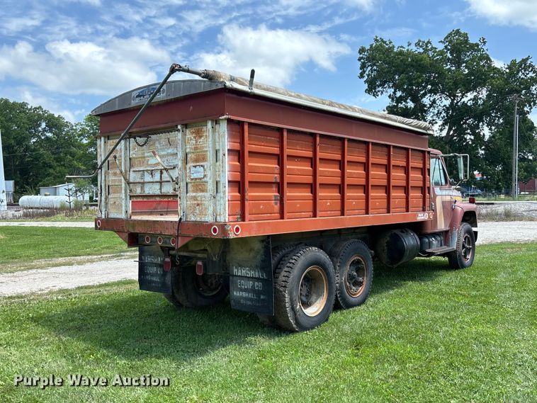 image for item FC1767 1979 International 1724 grain truck