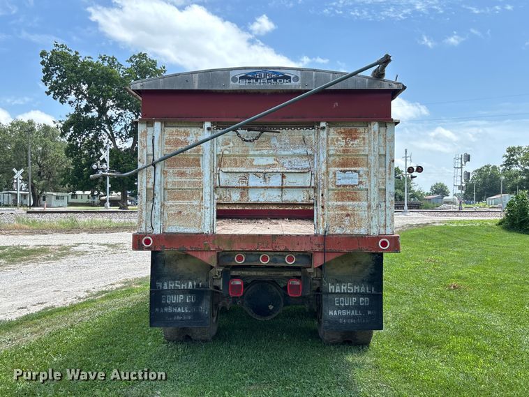 image for item FC1767 1979 International 1724 grain truck