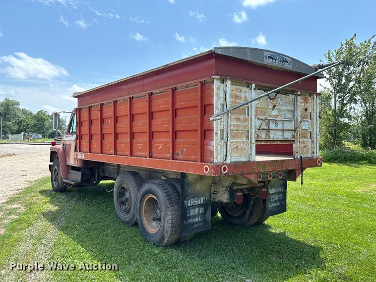image for item FC1767 1979 International 1724 grain truck