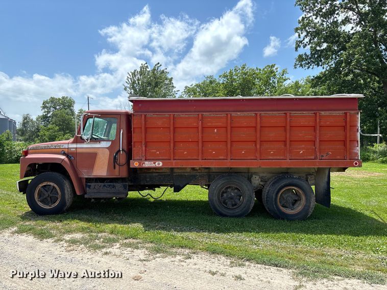 image for item FC1767 1979 International 1724 grain truck