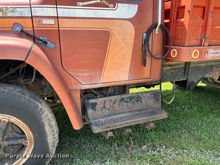 image for item FC1767 1979 International 1724 grain truck
