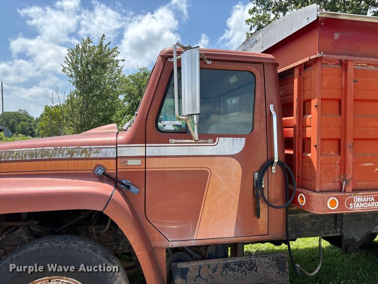 image for item FC1767 1979 International 1724 grain truck