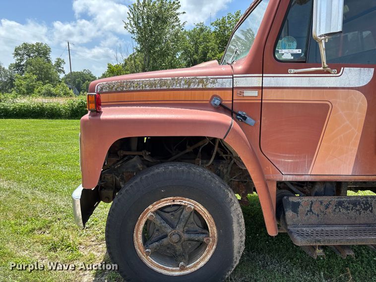 image for item FC1767 1979 International 1724 grain truck