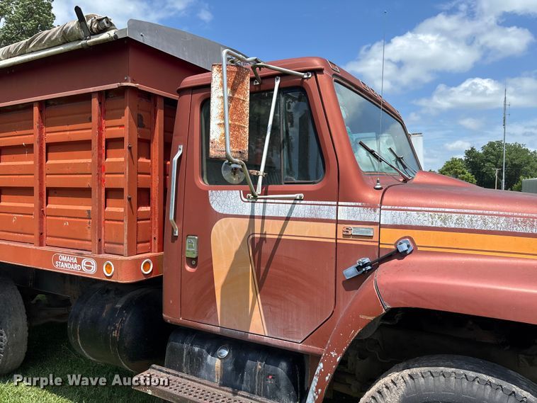 image for item FC1767 1979 International 1724 grain truck