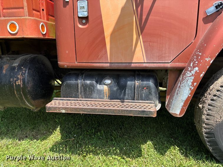 image for item FC1767 1979 International 1724 grain truck