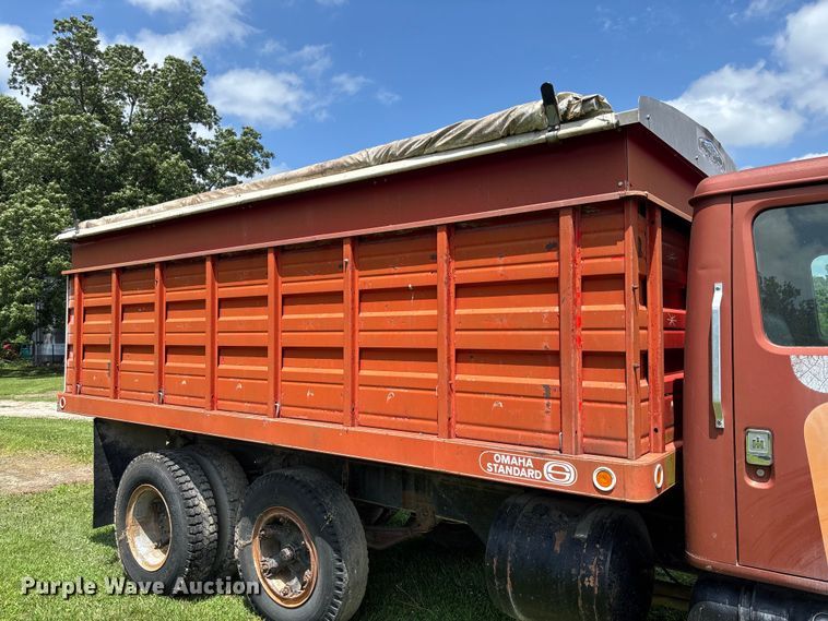 image for item FC1767 1979 International 1724 grain truck