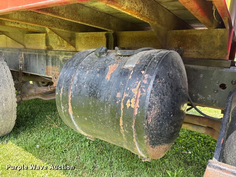 image for item FC1767 1979 International 1724 grain truck