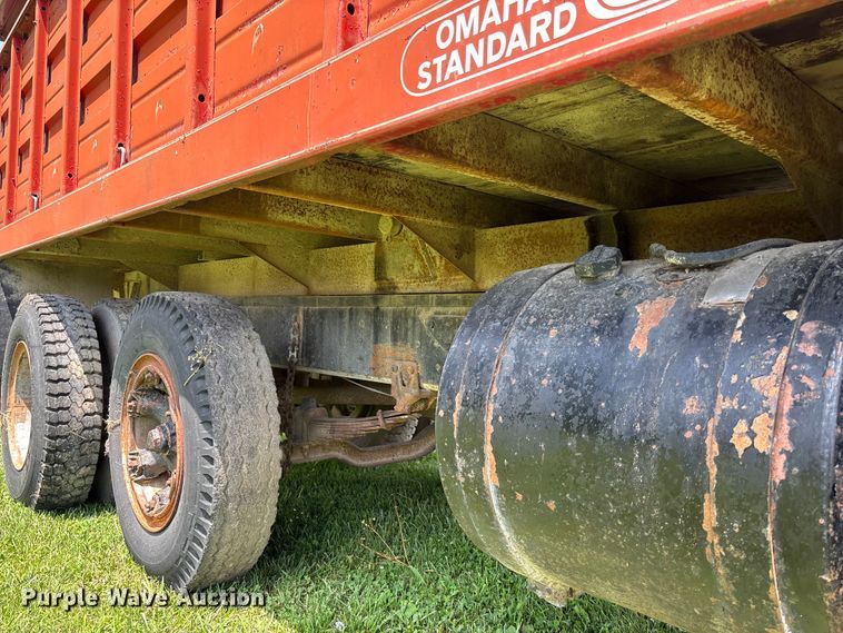 image for item FC1767 1979 International 1724 grain truck